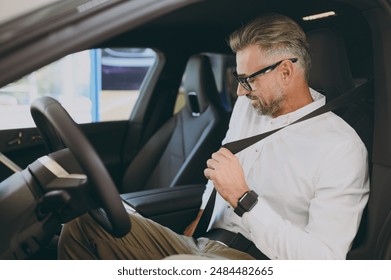 《军情直播间》熊熊写真特辑:铁血与柔情的视觉碰撞 《军情直播间》熊熊写真特辑:铁血与柔情的视觉碰撞